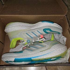 Adidas UltraBoost 22‎ Running shoes. New In Box. 11.5
